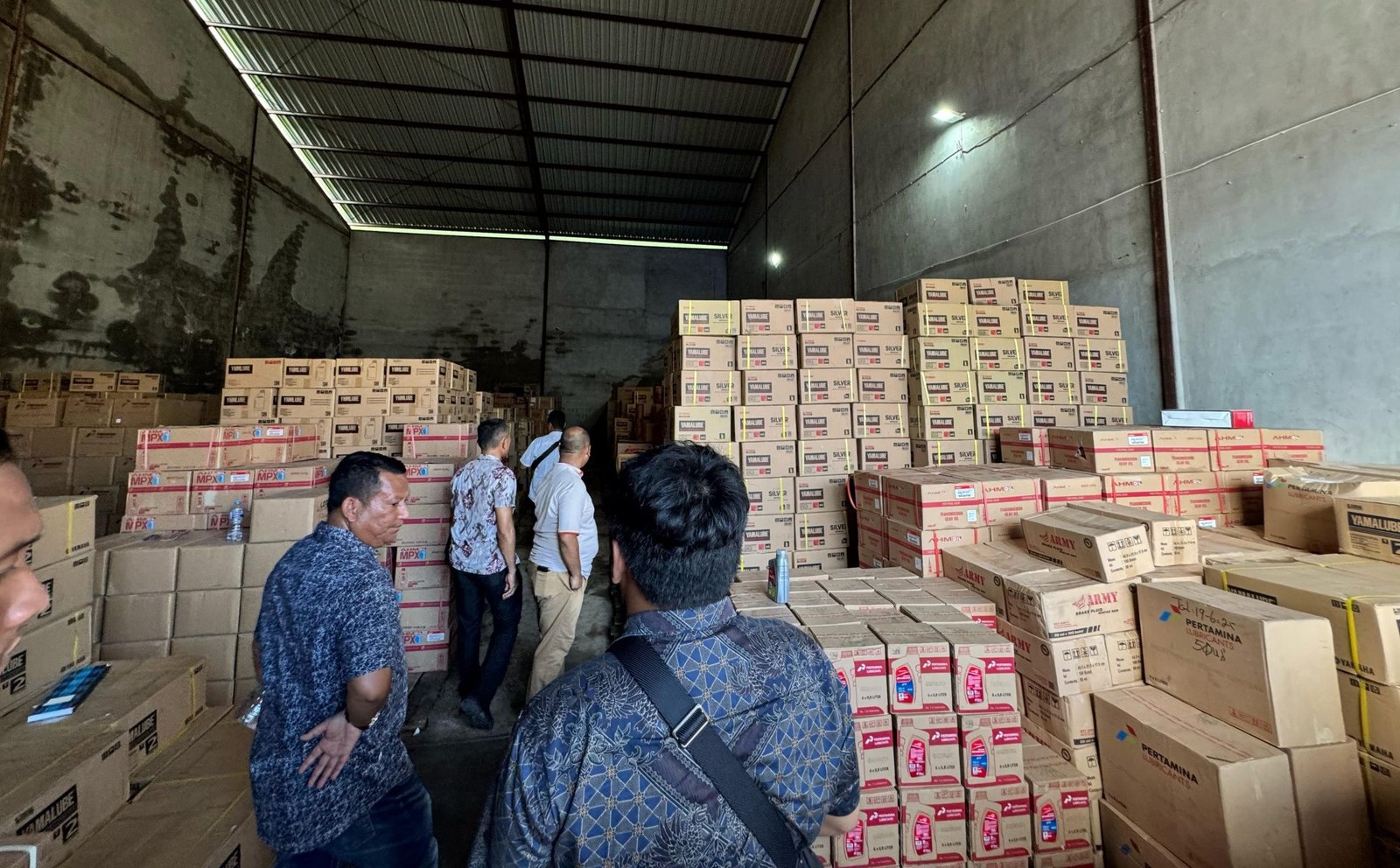 Di balik pintu gudang: tumpukan oli ilegal yang kini dalam penyelidikan Polda Kalbar.