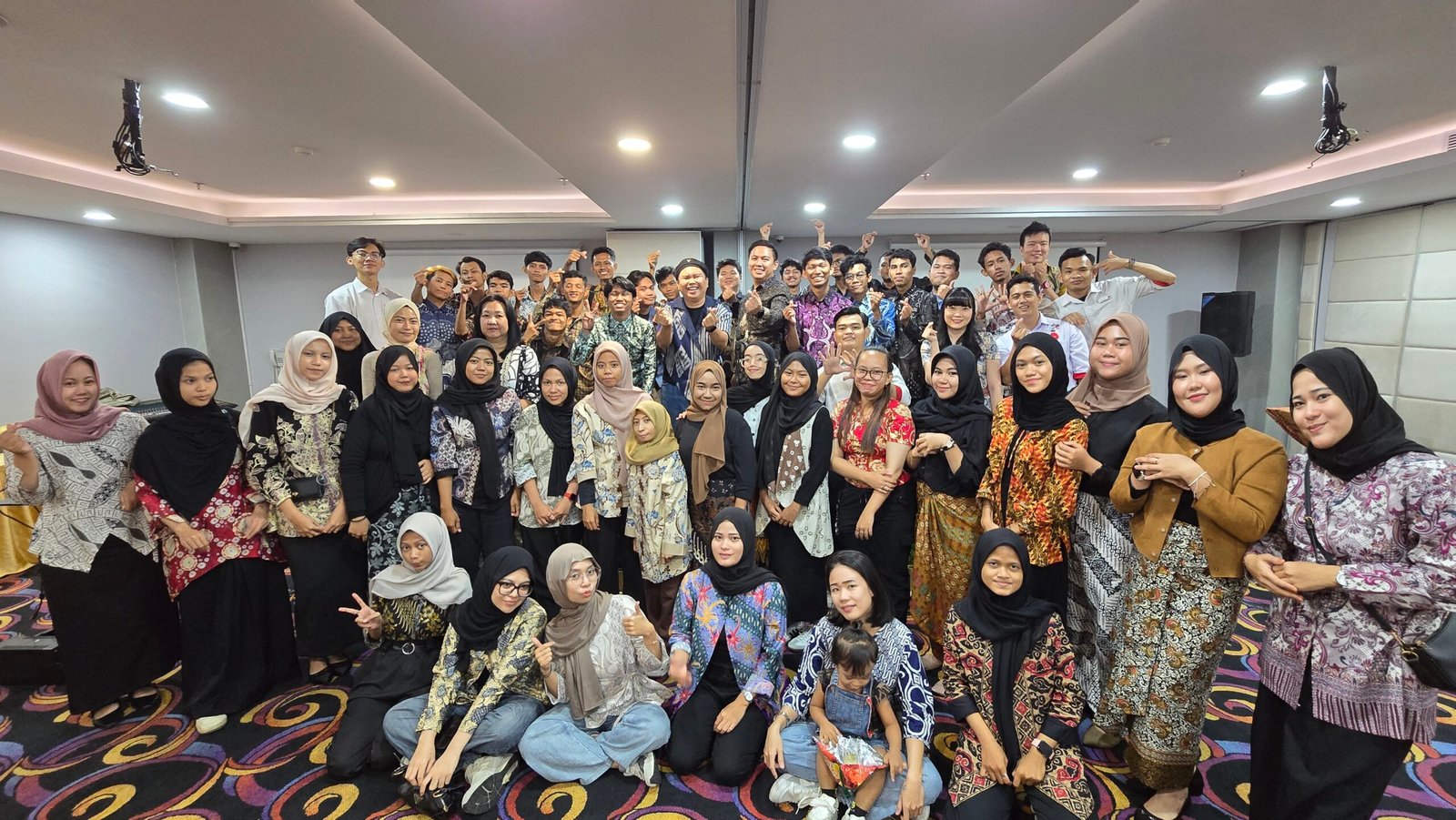 Sesi foto bersama seusai sesi pelatihan table manner yang diadakan oleh Mercure & ibis Pontianak City Center bersama para anggota West Borneo Deaf Community di Pontianak. Foto: HO/Faktakalbar.id