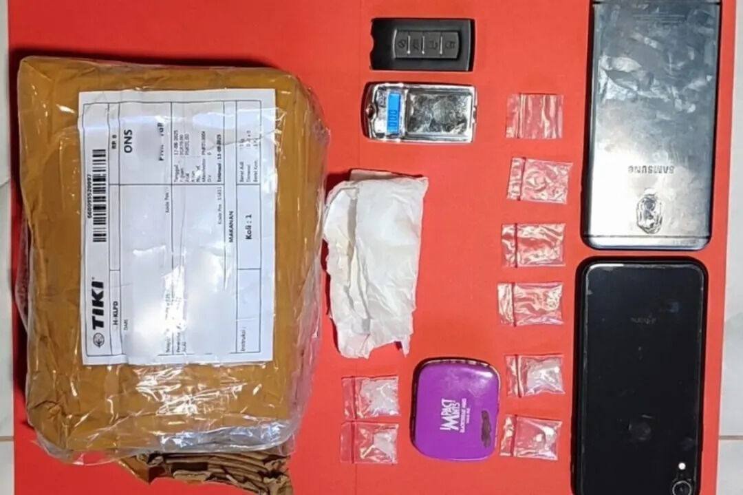 Barang bukti sabu yang disembunyikan di dalam paket kue dan sejumlah barang bukti lainya. (Dok. Polres Kubu Raya)