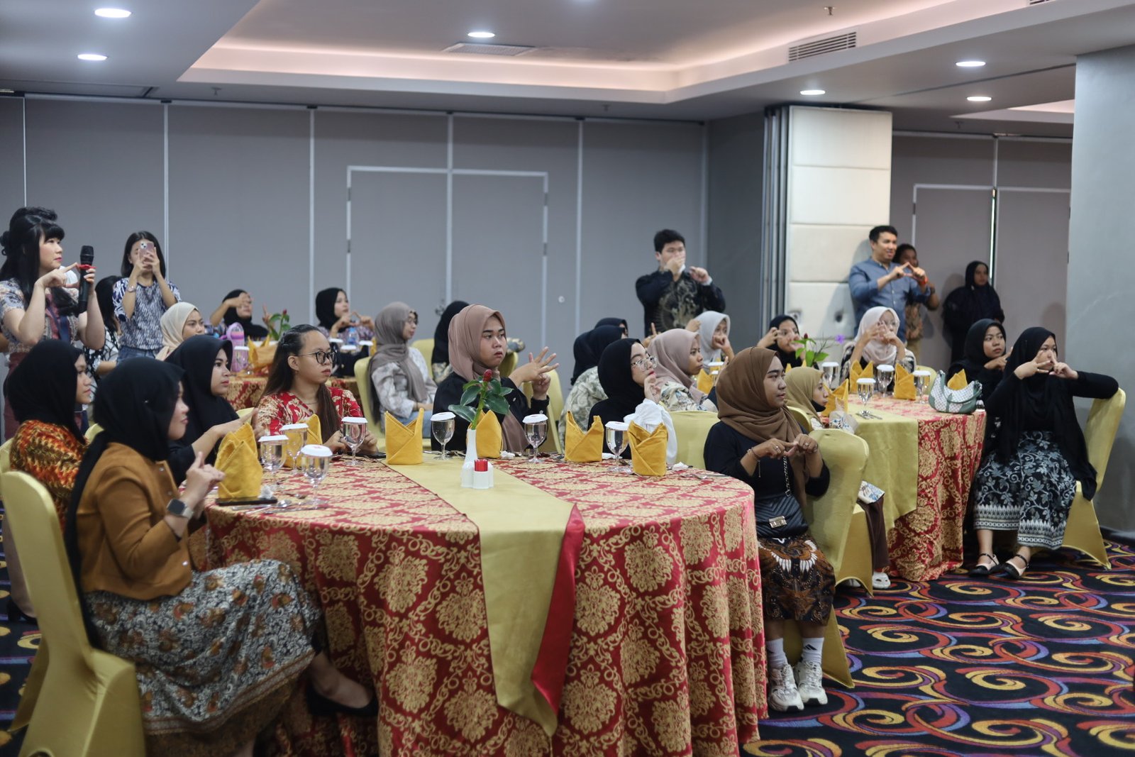 Suasana hangat dan interaktif saat sesi pelatihan table manner yang diadakan oleh Mercure & ibis Pontianak City Center bersama para anggota West Borneo Deaf Community di Pontianak. Foto:
