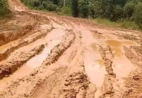 Kondisi jalan utama di Kecamatan Suti Semarang, Bengkayang, yang rusak parah dan berlumpur sehingga menyulitkan aktivitas warga sehari-hari.