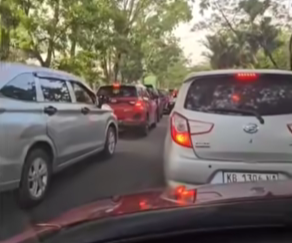 Kemacetan di ruas jalan menuju bandara Supadio. (Dok. Tiktok/@mama_cahaya27)