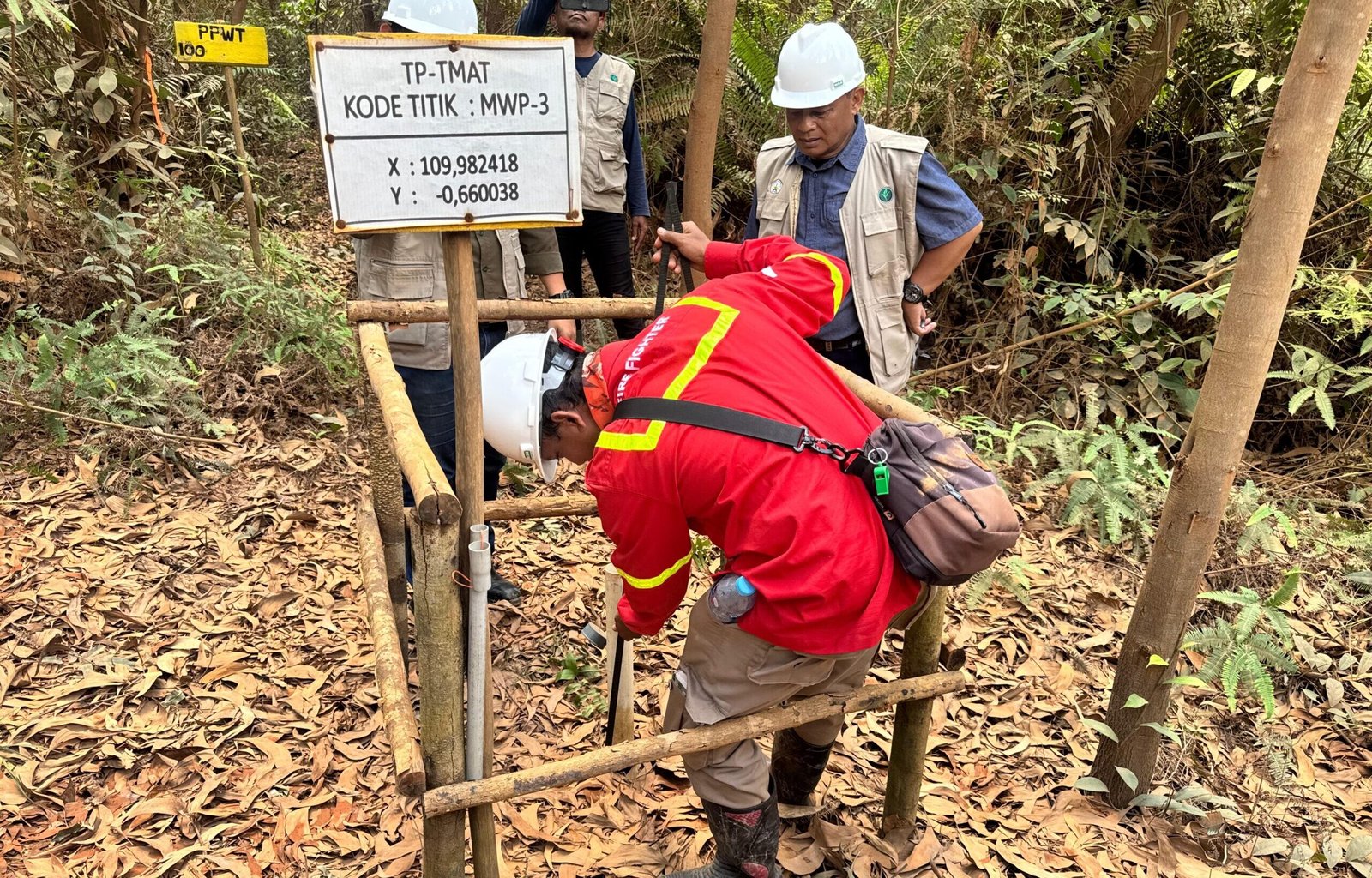 "Tim operasional PT Mayawana Persada mendemonstrasikan proses pengukuran manual Tinggi Muka Air Tanah (TMA) di titik pantau TP-TMAT MWP-3."