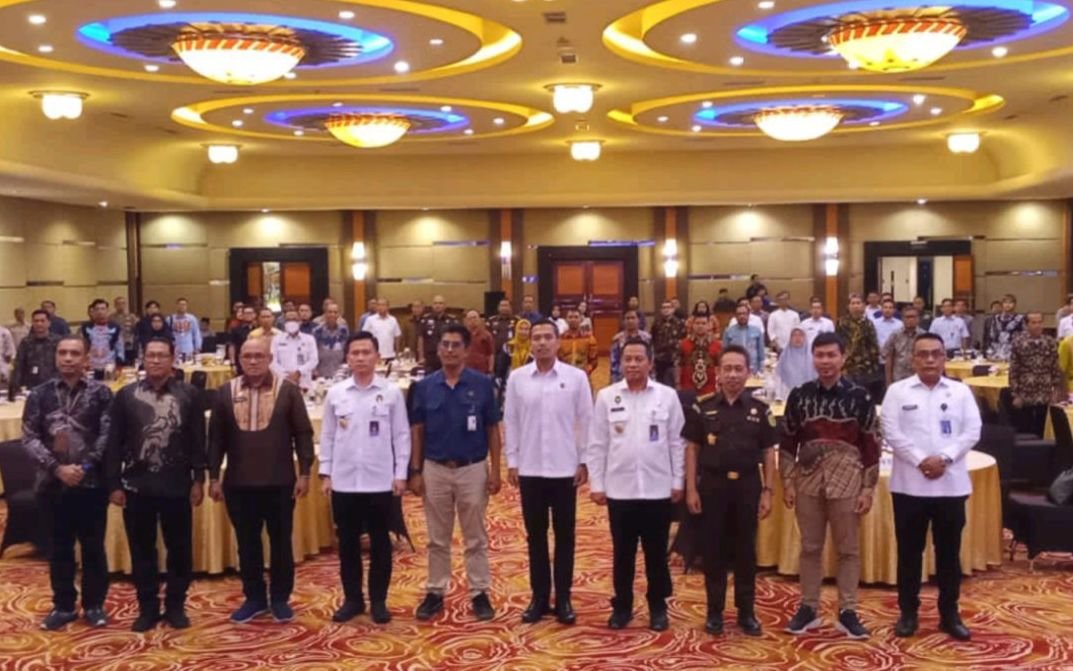 Foto bersama jajaran aparat penegak hukum dan pemerintah daerah usai rakor penanganan kejahatan sumber daya alam di Pontianak, Kamis (11/9/2025).