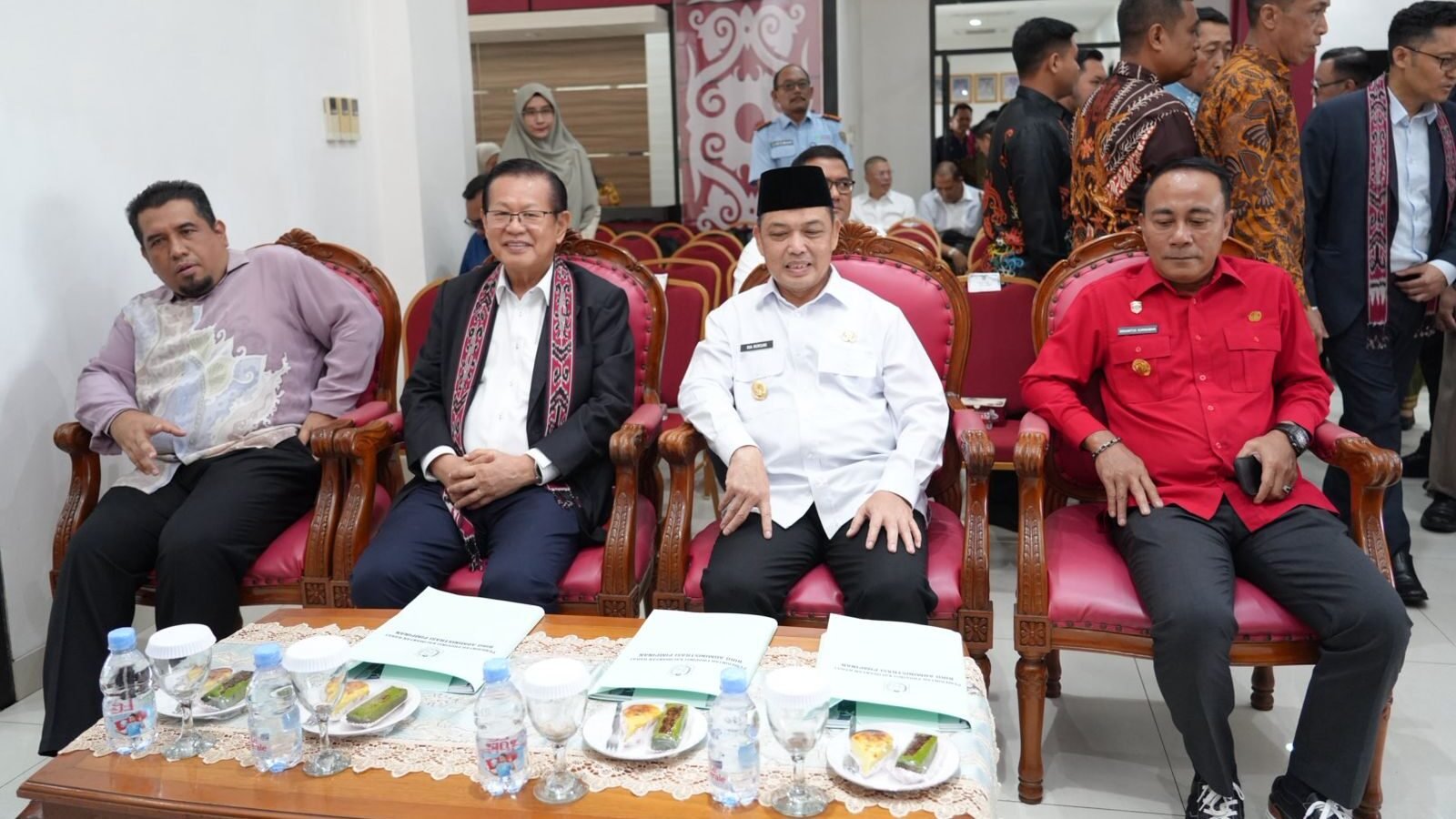 Gubernur Kalbar, Ria Norsan, dan Wagub, Krisantus Kurniawan, bersama CEO AirAsia Malaysia Dato’ Kapten Fareh Mazputra dan Menteri Pengangkutan Sarawak Dato Sri Lee Kim Shin saat peluncuran penerbangan perdana Pontianak-Kuching oleh AirAsia.
