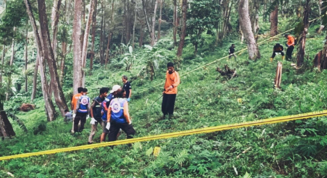 Polisi mencari potongan tubuh korban di semak-semak. (Dok. Ist)