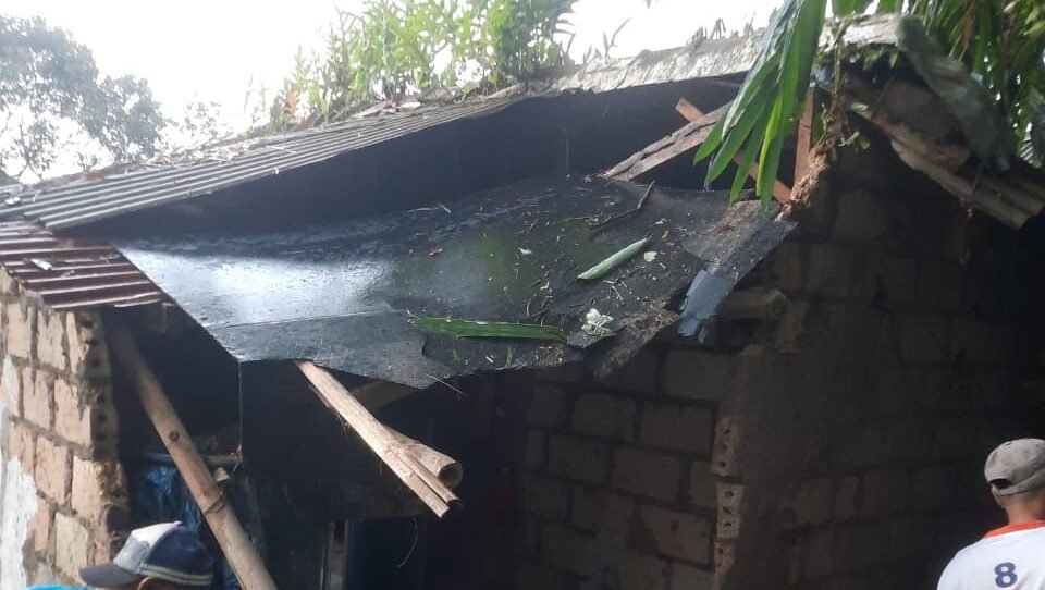 Sejumlah rumah warga rusak pasca diterjang angin kencang di Kabupaten Bogor, Jawa Barat pada Sabtu (4/10). Sumber Foto: BPBD Kabupaten Bogor.