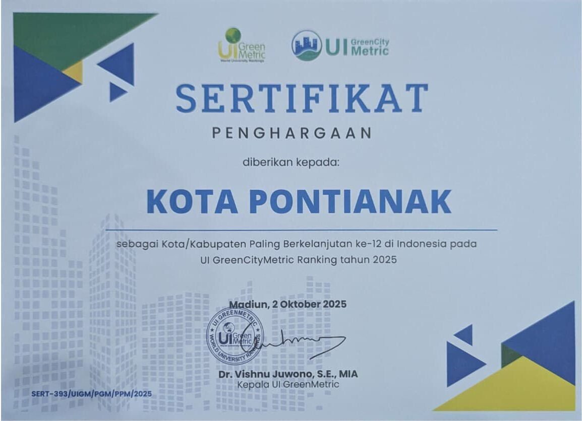 Sertifikat UI Green CityMetric yang diberikan kepada Kota Pontianak.