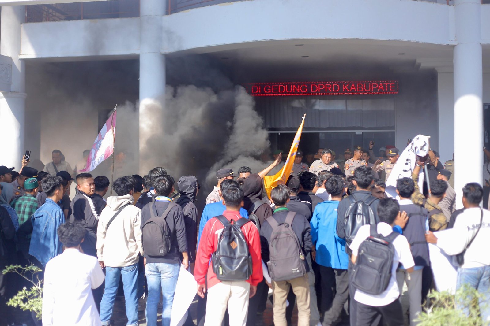 "Aksi-Mahasiswa-mempawah"