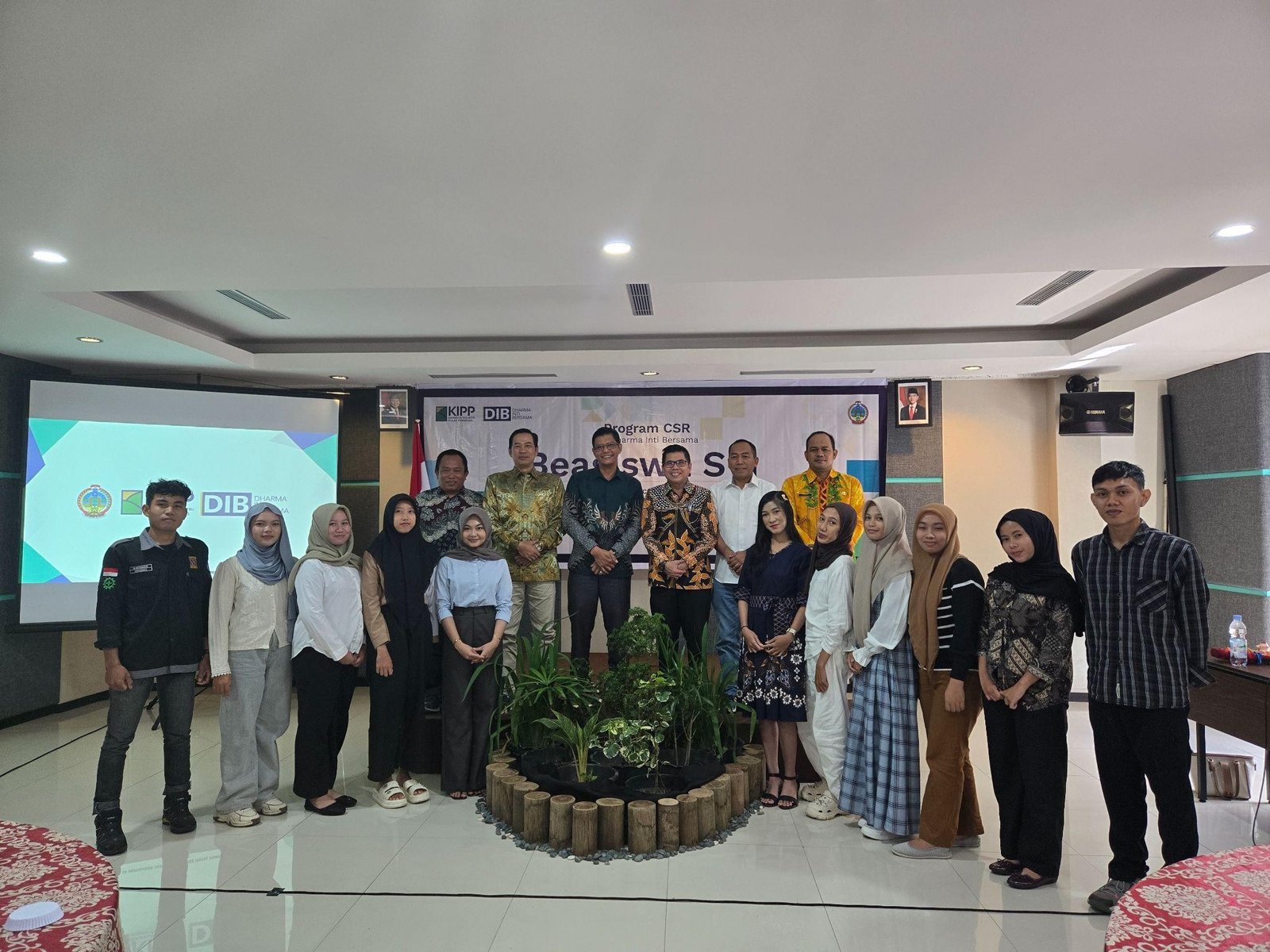 Mahasiswa asal Desa Pelapis bersama Wakil Bupati Kayong Utara Amru Chanwari dan manajemen PT DIB pada acara penyerahan beasiswa di Pontianak, September lalu.