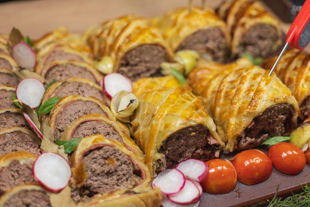 Tampilan menggugah selera dari sajian makan malam yang diolah khusus oleh Chef Muhammad Ismail untuk para tamu dan anak panti asuhan dalam rangkaian acara CSR Mercure & ibis Pontianak.