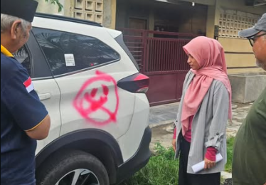 Tangkapan layar unggahan Sherly Annavita yang menunjukkan bukti vandalisme yang dialaminya usai berbicara mengenai penanganan bencana Sumatera.