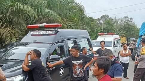 Dua unit mobil ambulans terjebak di tengah kemacetan parah akibat genangan banjir yang tinggi pada Minggu (11/1/2026).