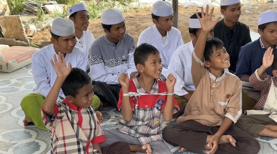 Antusiasme anak-anak Panti Asuhan Tunas Global Khatulistiwa mengangkat tangan saat mengikuti sesi tanya jawab edukasi gizi dari Aston Pontianak. (Dok. HO/Faktakalbar.id)