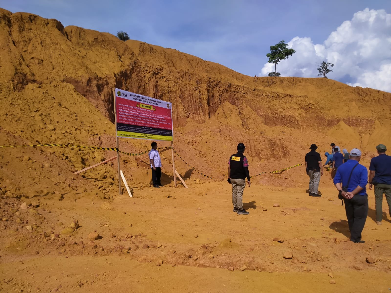 Tim gabungan Satgas PKH Halilintar dan Direktorat Gakkum Kementerian ESDM saat memasang plang penyegelan di area konsesi PT Quality Sukses Sejahtera (QSS) di Tayan Hilir, Sanggau, Kamis (12/2/2026). (Dok. Faktakalbar.id)