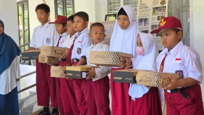 Pelajar menerima bantuan sepatu untuk pelajar pada pameran Foto pendidikan dan Kebudayaan di Kantor Dinas Pendidikan Kayong Utara, Selasa (3/2/2026)