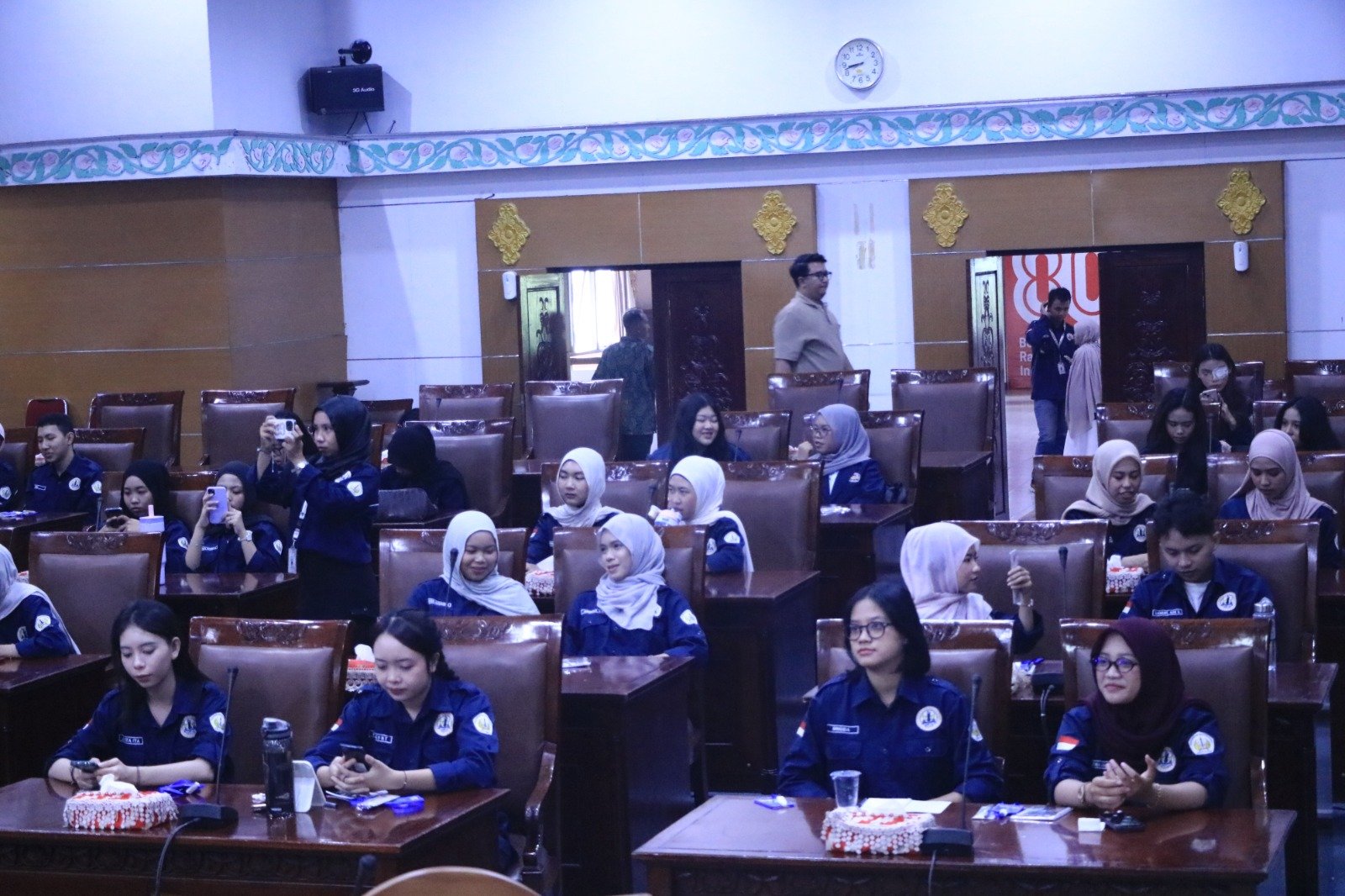 Mahasiswa Administrasi Publik FISIP Untan duduk di kursi anggota dewan di Ruang Rapat Paripurna saat mengikuti materi pengenalan fungsi legislatif. (Dok. HO/Faktakalbar.id)