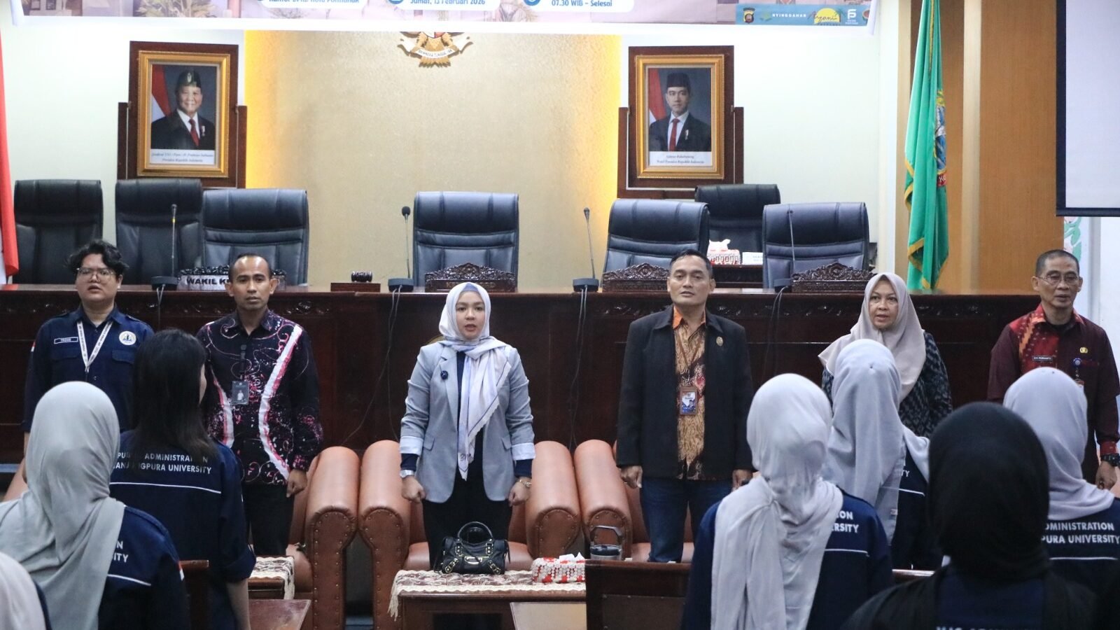 Suasana khidmat saat Wakil Ketua DPRD Pontianak Bebby Nailufa dan mahasiswa FISIP Untan berdiri menyanyikan lagu kebangsaan pada pembukaan Sekolah Parlemen. (Dok. HO/Faktakalbar.id)
