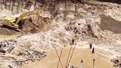 "Potret aktivitas tambang emas ilegal di Kalbar. Bareskrim Polri baru-baru ini mengungkap transaksi mencurigakan mencapai Rp25,8 triliun dari hasil pengolahan emas ilegal yang melibatkan jaringan antar-provinsi."