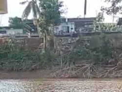 "Kondisi kawasan Taman Sekayam, Kabupaten Sanggau, yang tengah menjadi sorotan terkait dugaan alih fungsi lahan, dilihat dari sisi sungai."