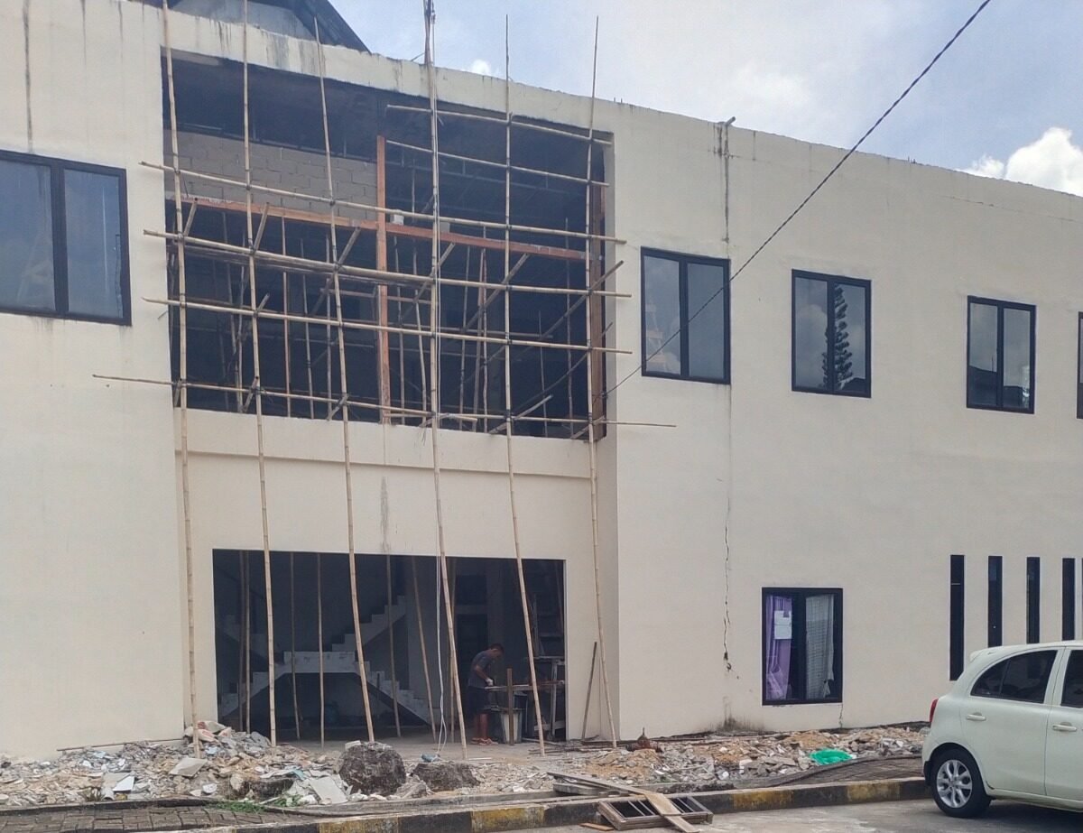 Tumpukan material dan pengerjaan fisik di lokasi proyek pembangunan infrastruktur yang terpantau berjalan tanpa dilengkapi papan informasi pelaksanaan kegiatan.