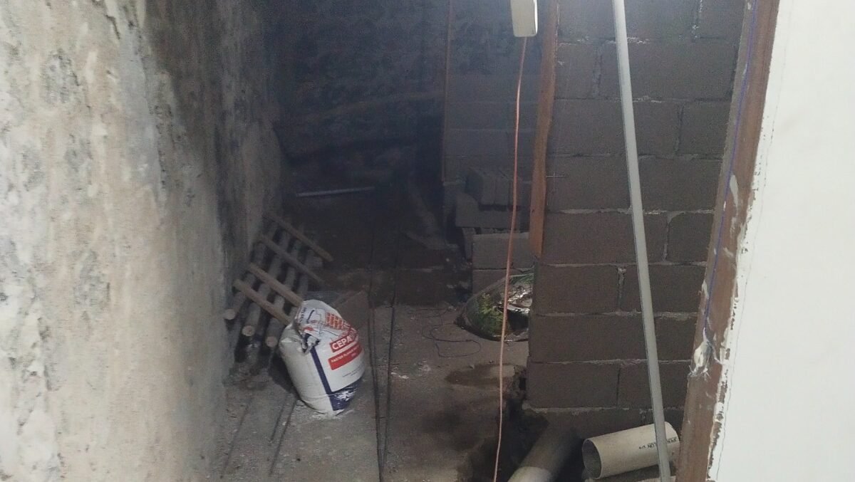 Tumpukan material dan pengerjaan fisik di lokasi proyek pembangunan infrastruktur yang terpantau berjalan tanpa dilengkapi papan informasi pelaksanaan kegiatan.