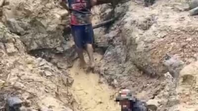 "Para pekerja peti sedang bekerja disuatu lokasi peti di kalbar"