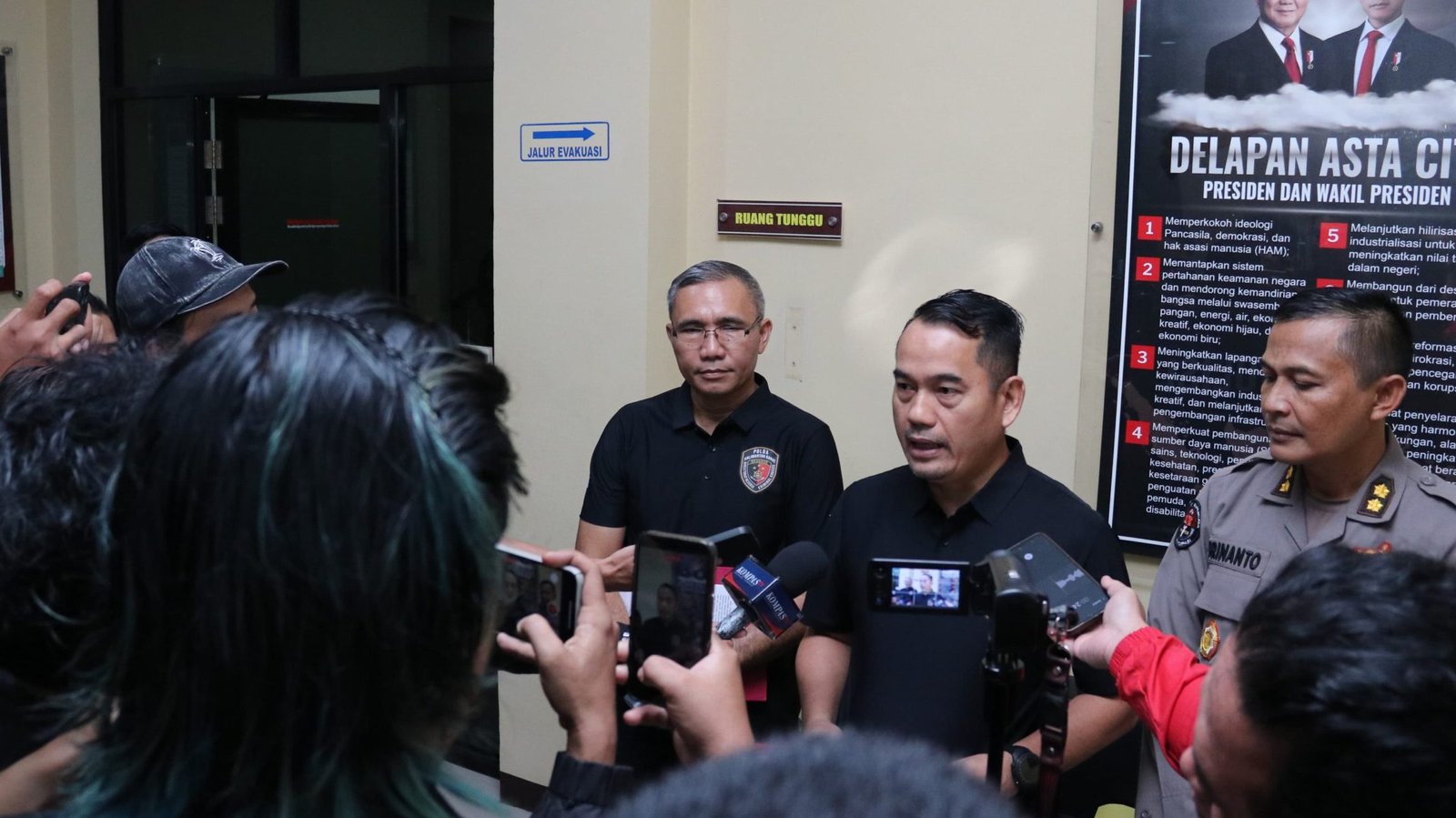 Direktur Reserse Kriminal Khusus Polda Kalbar memberikan keterangan pers mengenai kelengkapan berkas perkara dugaan peredaran pelumas kendaraan palsu.