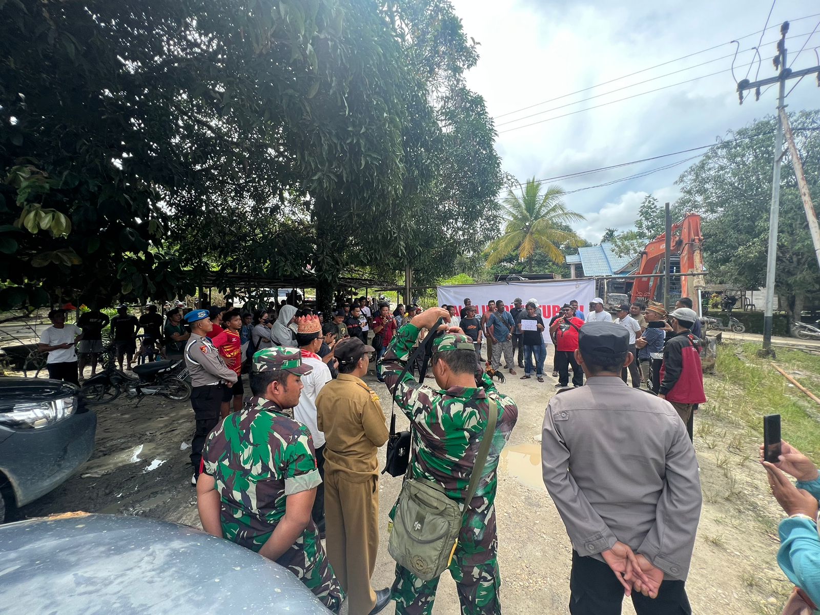 Jalan Rusak, Warga Dedai Tuntut PT BSL dan Pemkab Sintang Segera Perbaiki