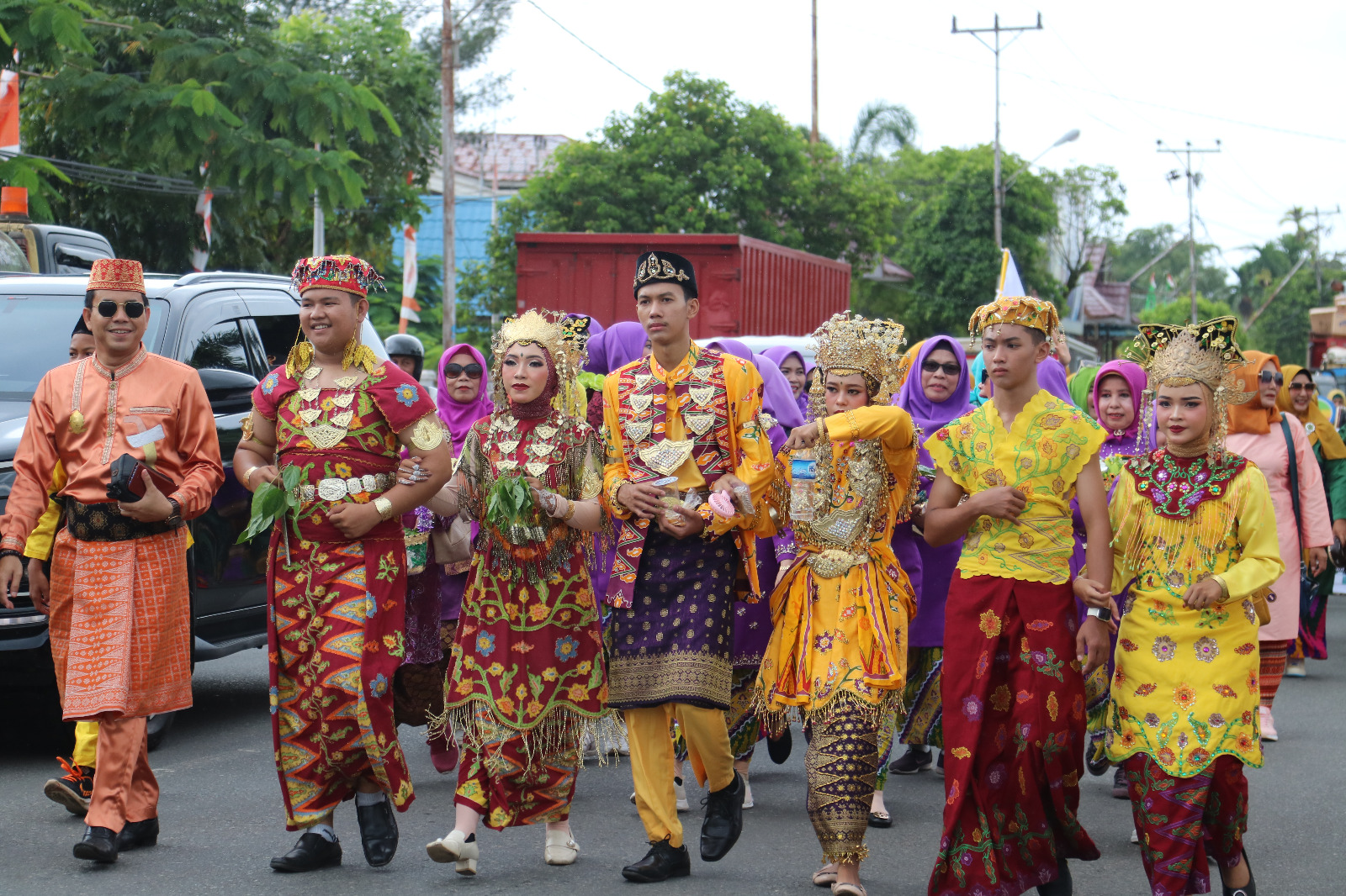 605 Orang Mengarak Pengantin Sejauh 2 Km