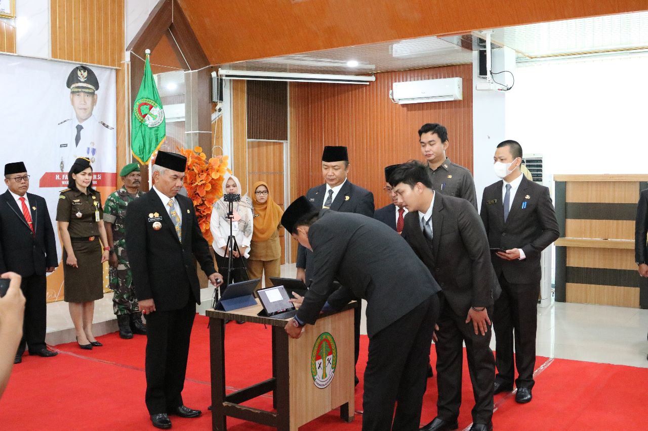 Bupati Lantik 34 Pejabat Di Lingkungan Pemkab Ketapang