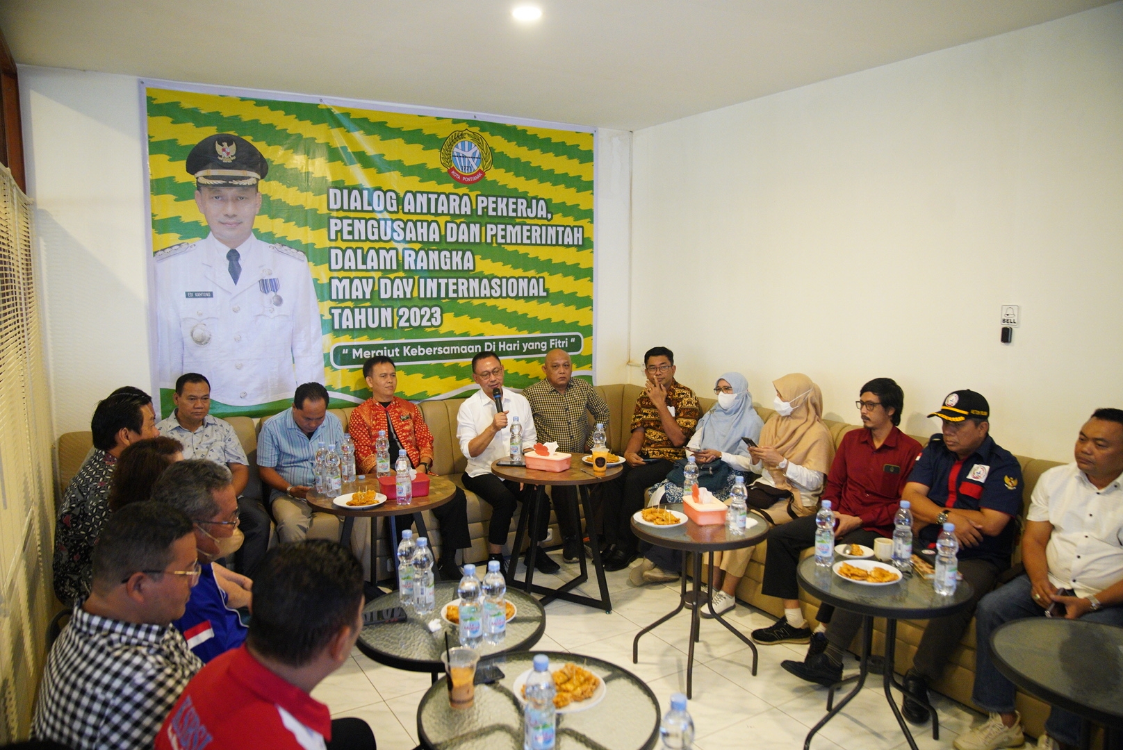 Walikota Pontianak Gelar Dialog di Warkop Saat Peringatan May Day