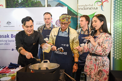 Pemuda Australia-Indonesia Belajar Memasak Makanan Indonesia