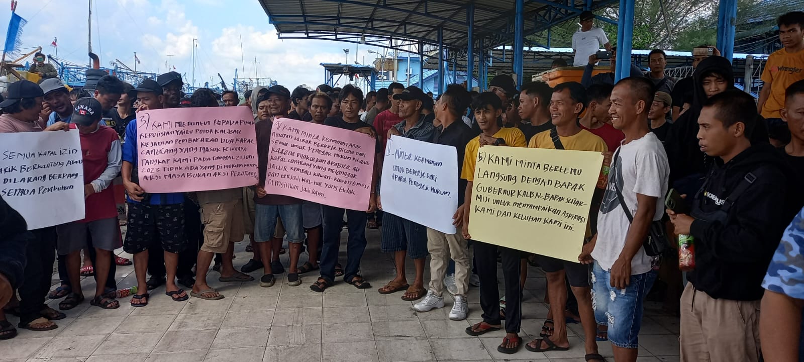 Nelayan Cumi Geruduk PSDKP