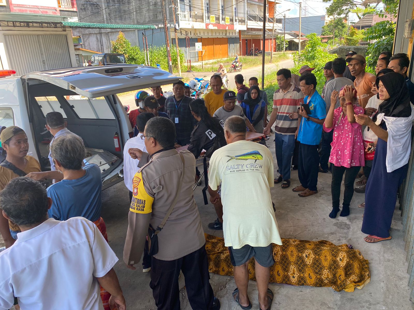 Warga Heboh, Jasad Pria Terbujur Kaku Didepan Ruko