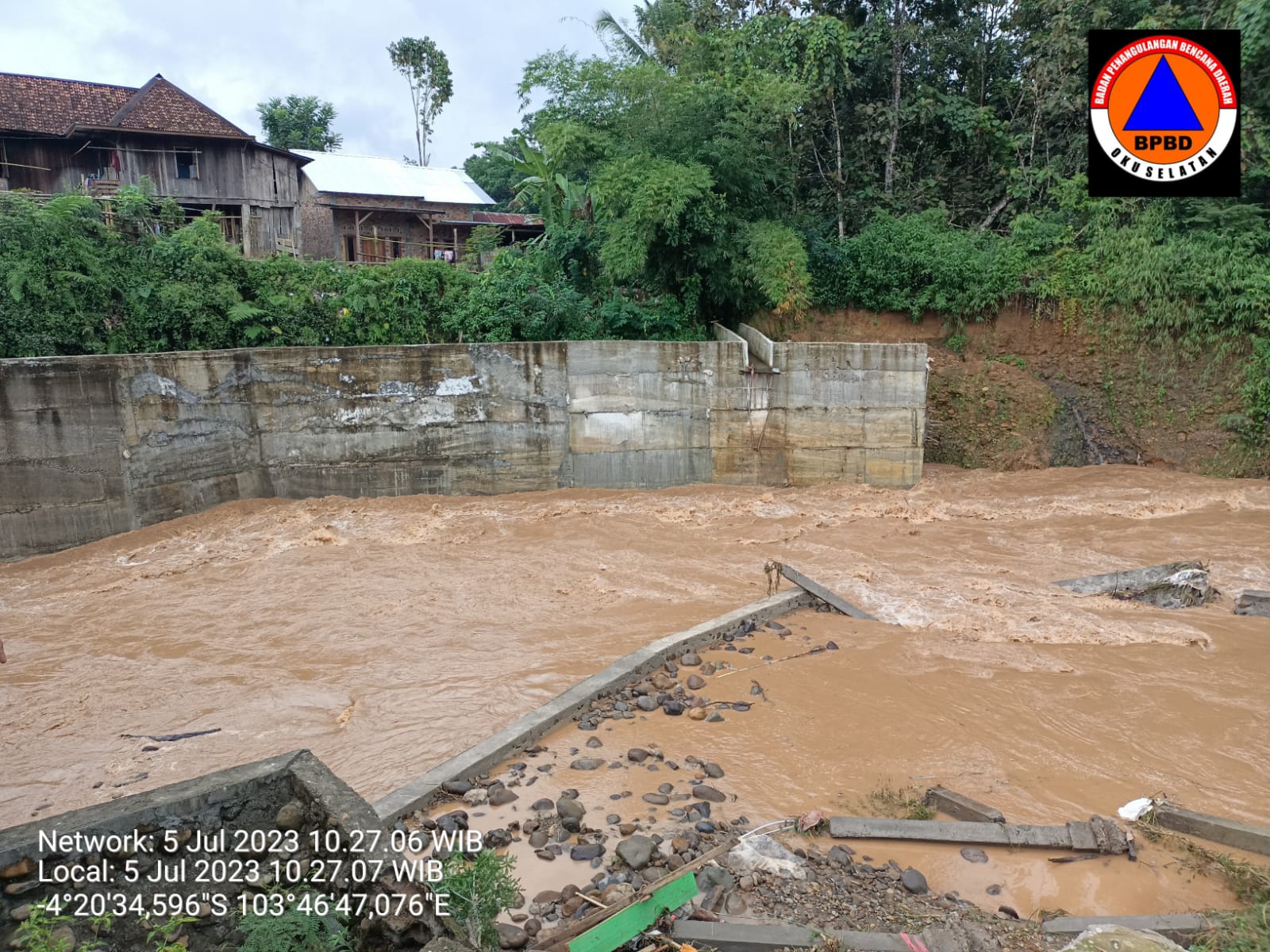 Tiga Hanyut dan Satu Meninggal Dunia Akibat Banjir Bandang