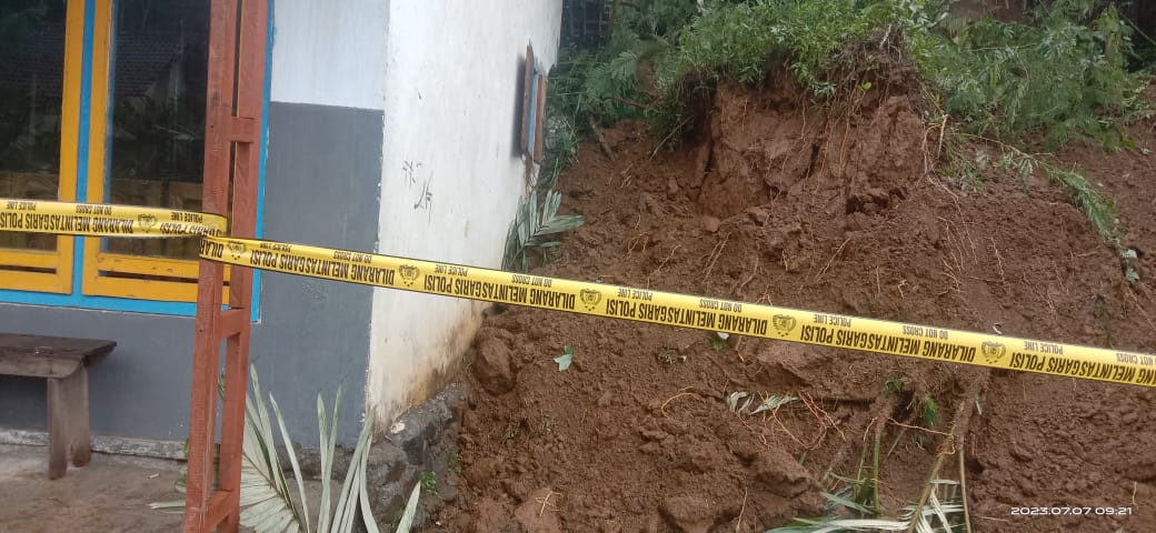 Tanah Longsor Telan Tiga Nyawa