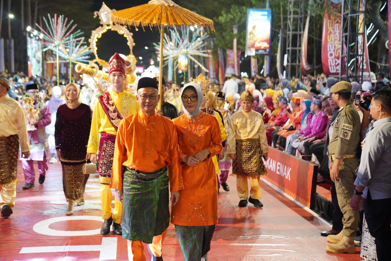Warga Makassar Kagumi Keunikan Kostum Meriam Karbit dari Pontianak