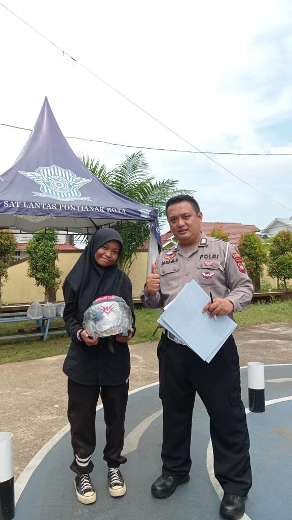 Sat Lantas Polresta Pontianak Bagikan Helm Gratis ke Pemohon SIM