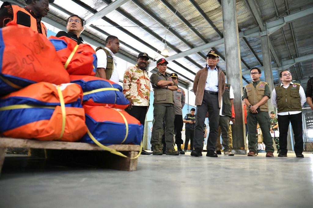 Kepala BNPB dan Menko PMK Serahkan Bantuan Kepada Warga Terdampak Bencana Kekeringan dan Cuaca Ekstrem