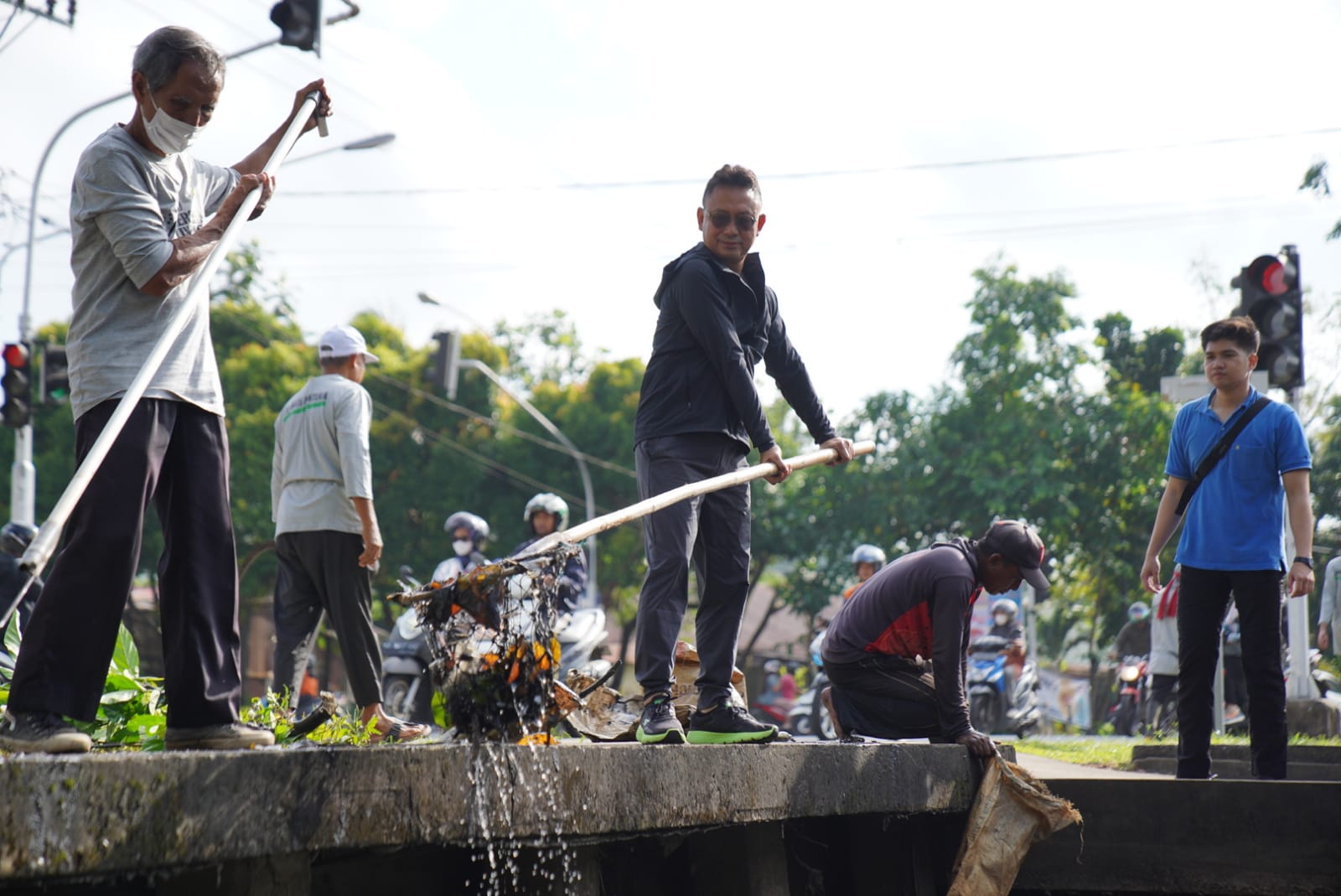 Edi Kamtono Berbaur dengan Warga Bersihkan Parit