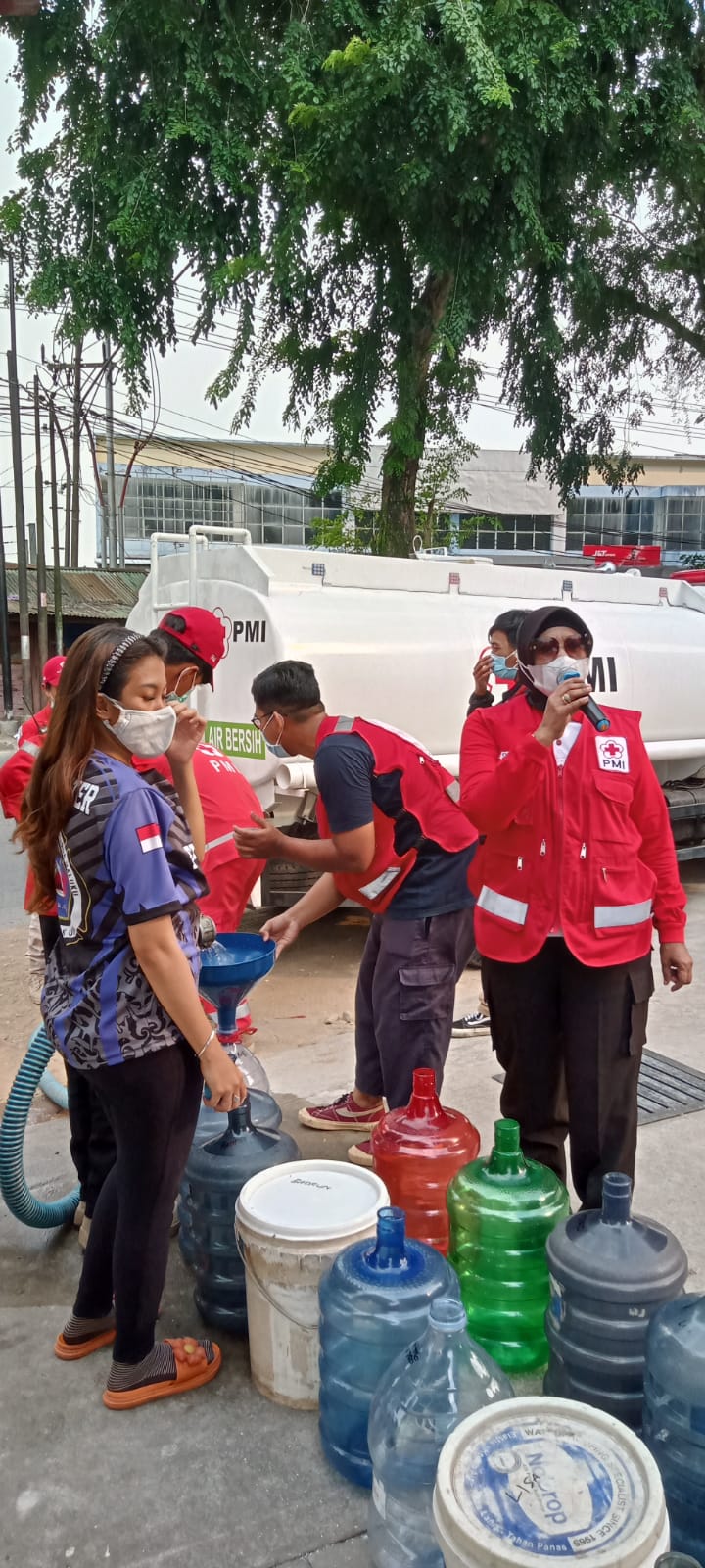 Pramuka dan PMI Distribusikan Air Bersih dan Masker