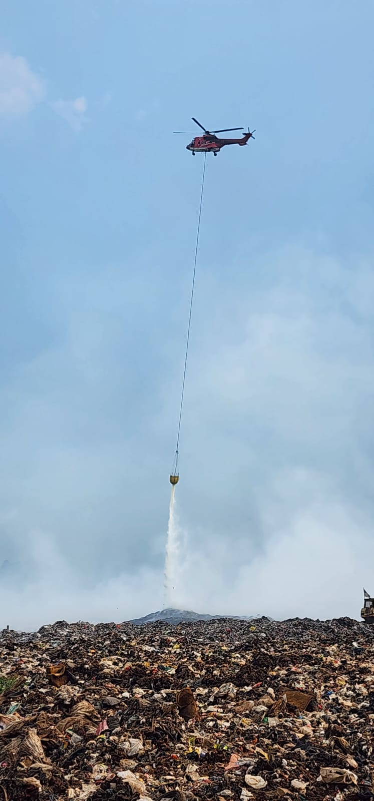 Operasi Water Bombing TPST Sarimukti Membuahkan Hasil