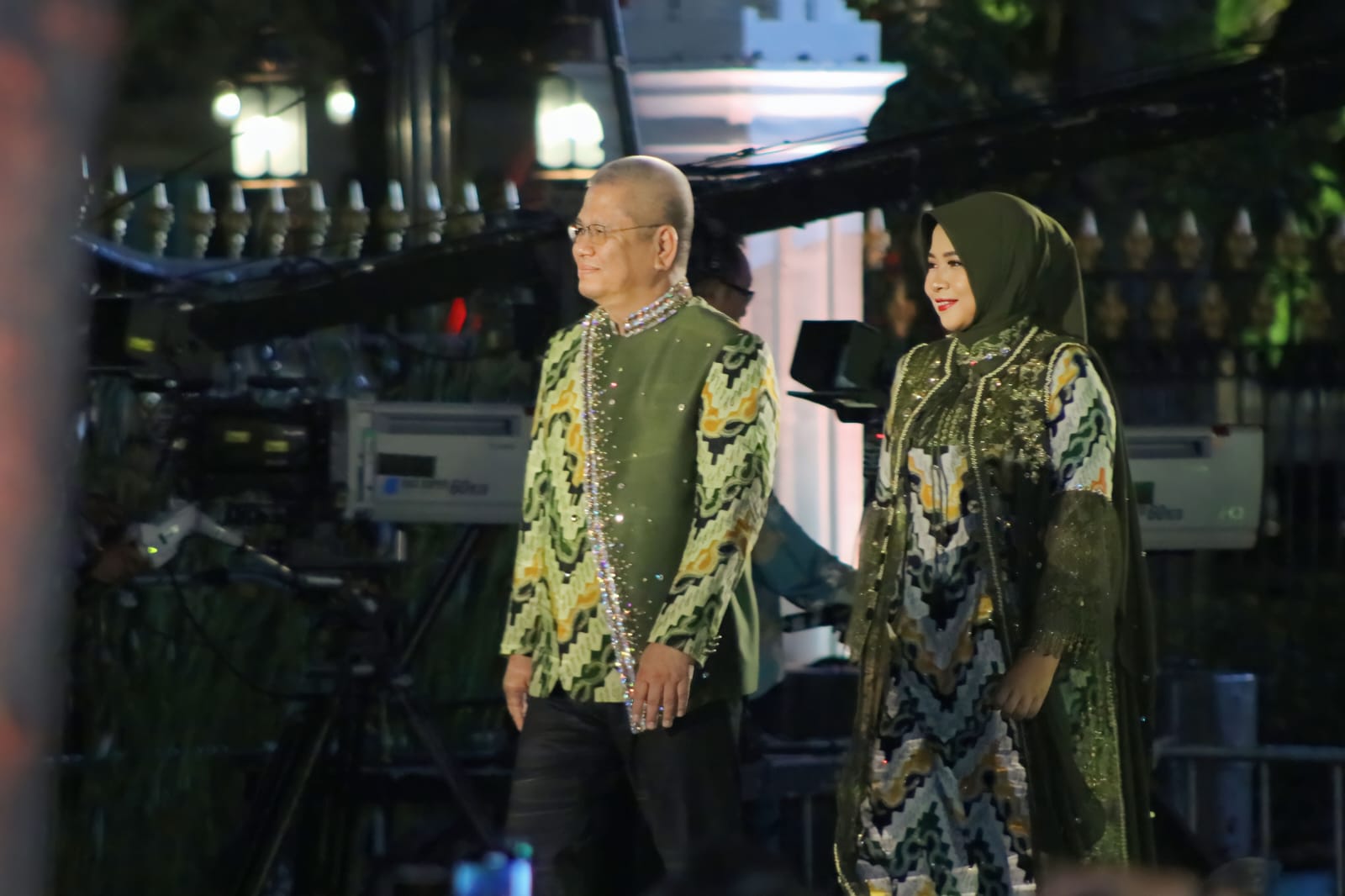 Dihadapan Presiden,Harisson dan Istri Bergaya Tampilkan Batik Khas Kalbar