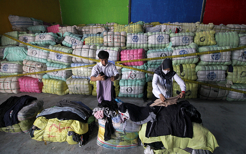 Lelong Modus Baru, Importir Nakal Buat Kemasan Seperti Pakaian Baru