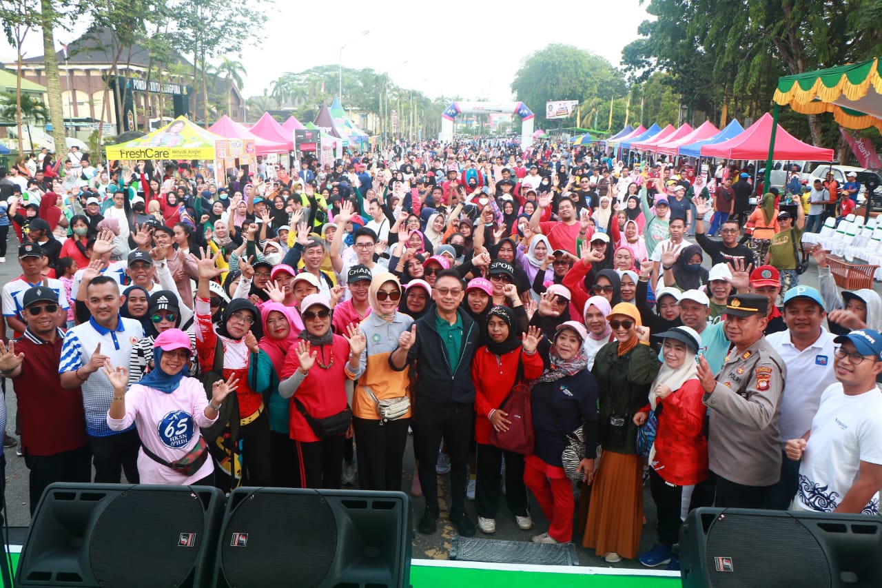 Edi Kamtono dan Istri Fun Walk Bersama Warga Peringati Hari Jadi ke-252 Pontianak