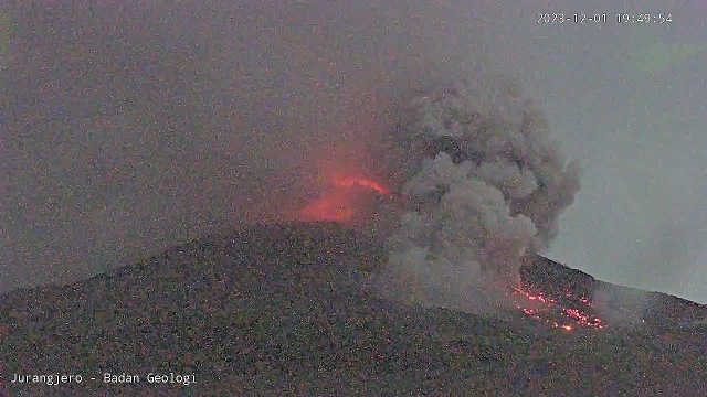 Gunung Merapi Muntahkan Awan Panas Gururan Sejauh 2.000  Meter