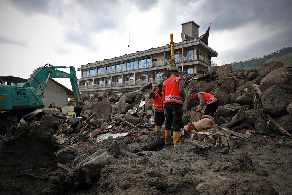 Anjing Pelacak dan Penyelam Dikerahkan Bantu Operasi SAR Banjir Bandang Humbahas