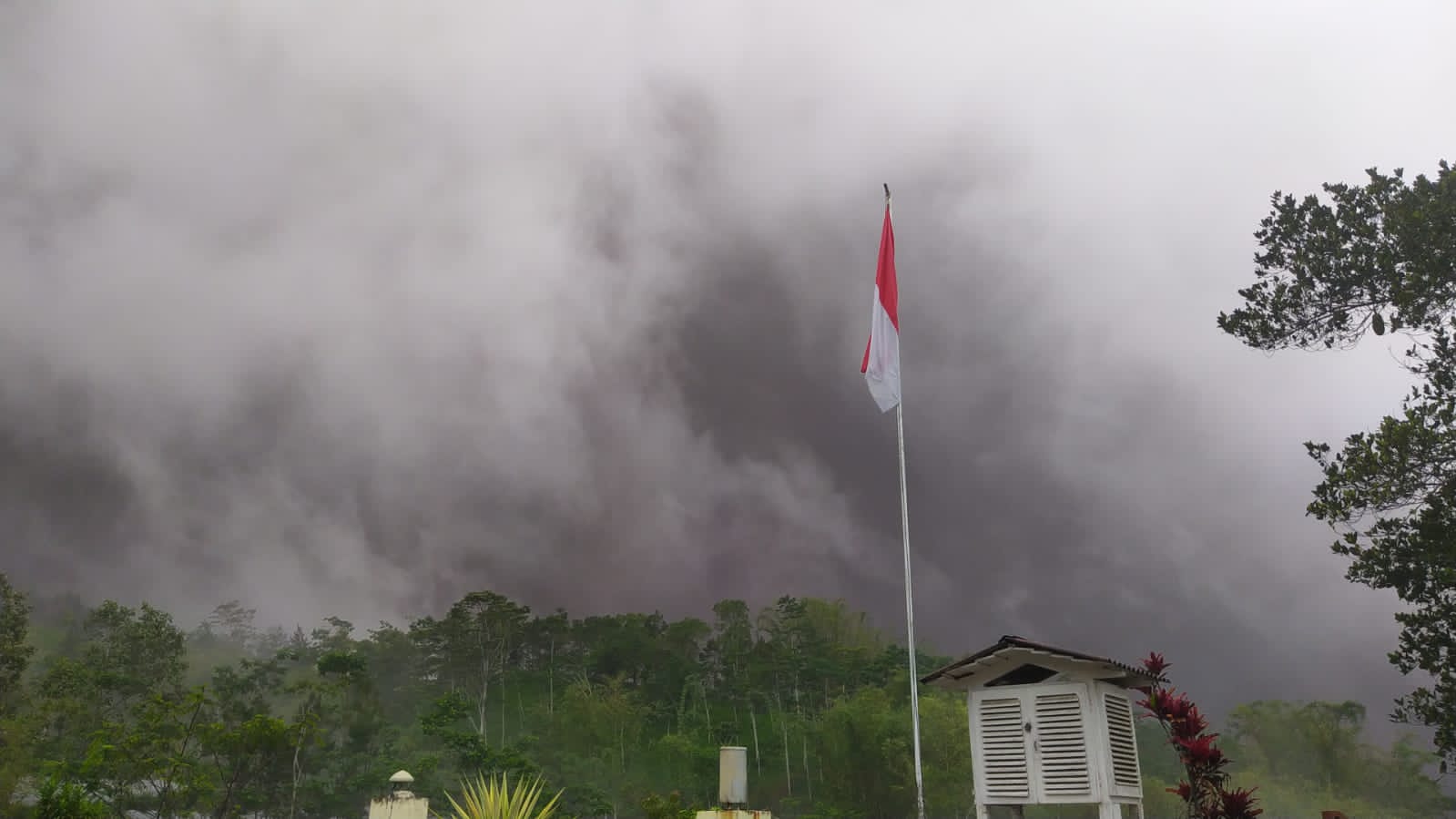 Giliran Gunung Merapi Semburkan Awan Panas Guguran