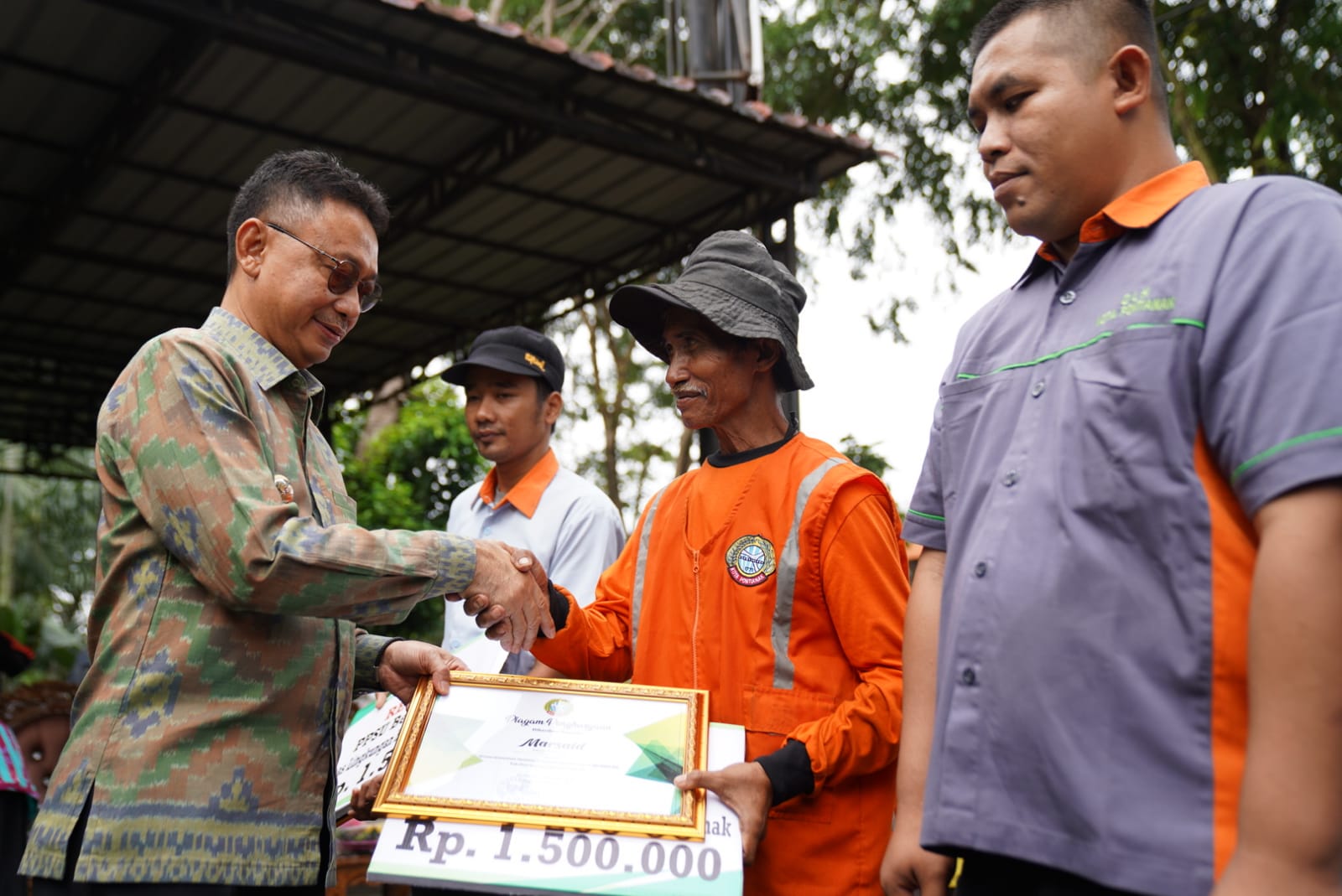 Apresiasi Petugas Kebersihan, Edi Kamtono Serahkan Penghargaan